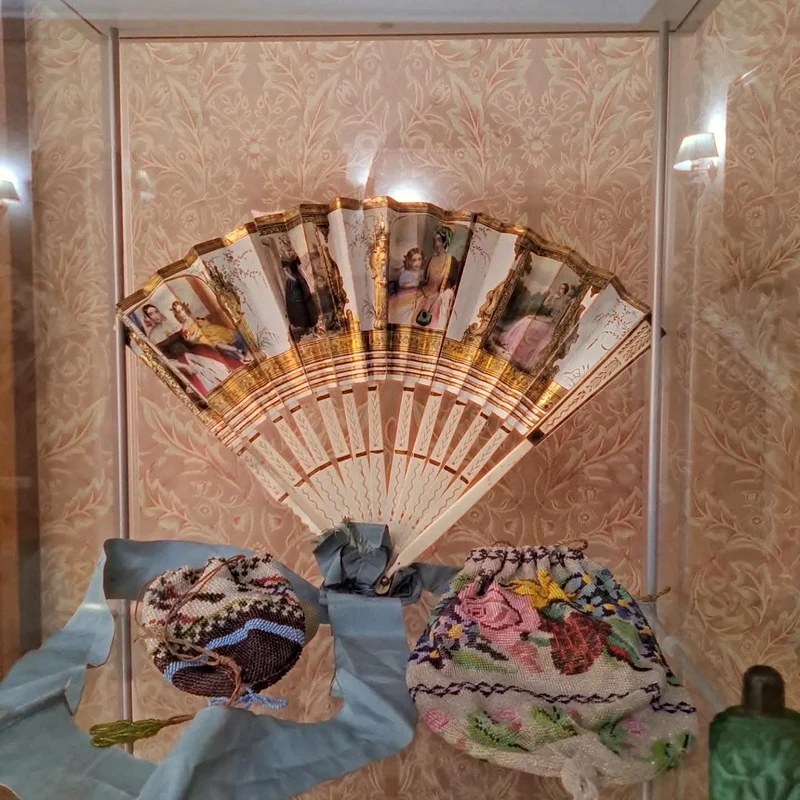 Expoziția „Îmbrăcând Timpul. București – modă, memorie, identitate”, la Hanul Gabroveni 