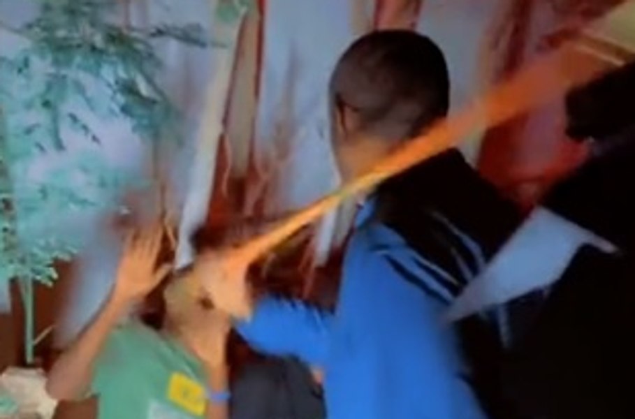 Lupta unui primar cu viciile: îi bate pe tineri cu un băț. Momentul a devenit viral VIDEO