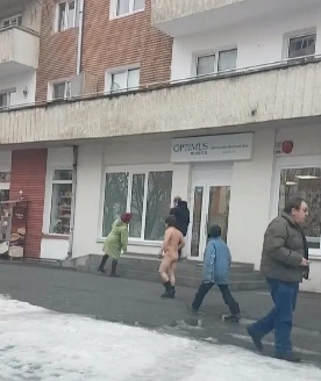Tânărul a fost filmat în timp ce se plimba gol puşcă prin centrul Bistriţei FOTO: printscreen