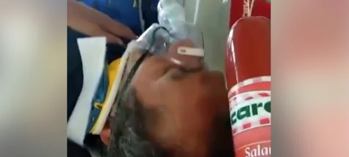 
    Pacientul inconştient este lovit cu un baton de parizer de către paramedic Foto: Captură video   