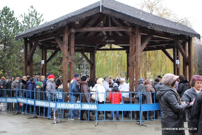 Localnicii au fost serviţi cu iahnie şi cârnaţi. FOTO: Daniel Guţă. ADEVĂRUL.