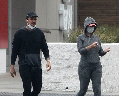 Katy Perry și Orlando Bloom au fost surprinși la cumpărături când sarcina solistei începuse să se vadă