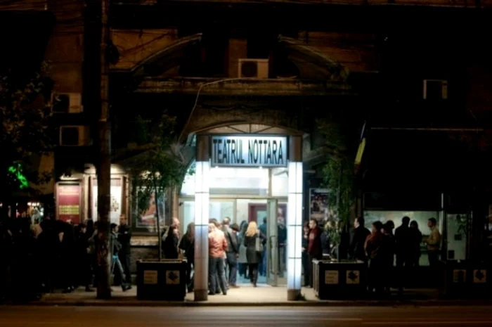 
    Spectatorii au privit din stradă evoluția actorilor de la Nottara  