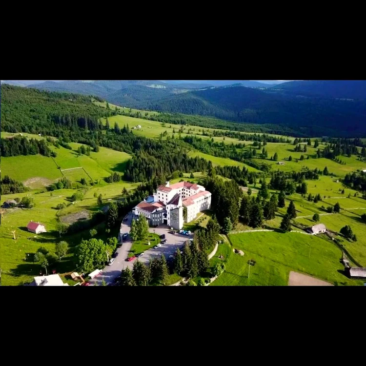 Un castel pentru un monstru jpeg