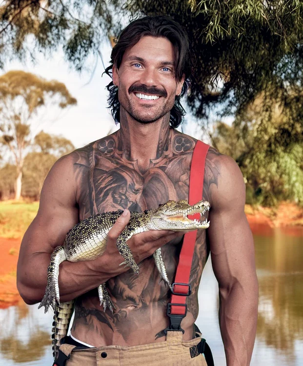 În calendar apare și un pui de crocodil