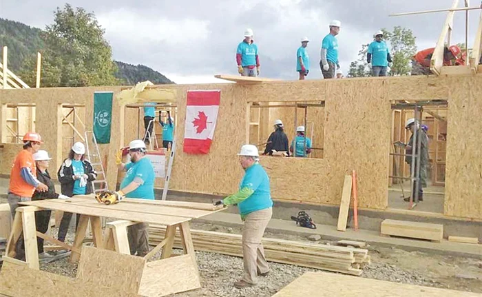 Voluntarii din Canada au tras tare pe şantierFoto: Facebook / Jumbo Flower