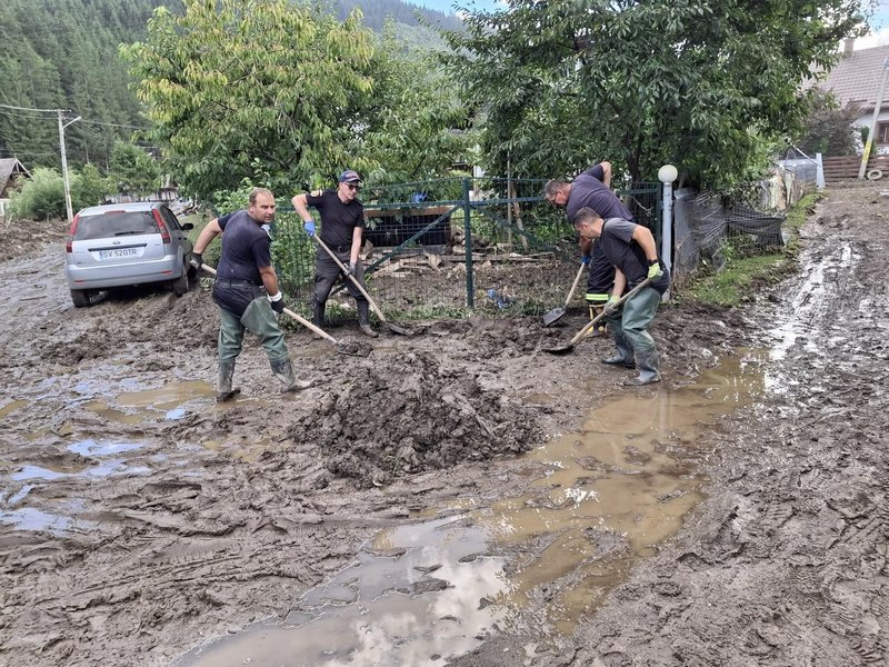 Intervenții în județul Suceava pentru remedierea efectelor inundațiilor. Sute de gospodării au fost curățate