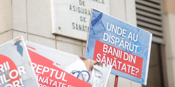 Medici de familie protestează în fața sediului Casei Naționale de Asigurări de Sănătate din București. FOTO Inquam Photos / George Călin
