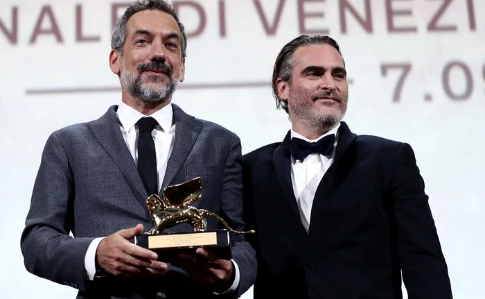 
    Todd Phillips, regizorul "Joker" şi Joaquin Phoenix, actorul din rolul principal, cu premiul Leul de Aur de la Veneţiafoto: Getty  