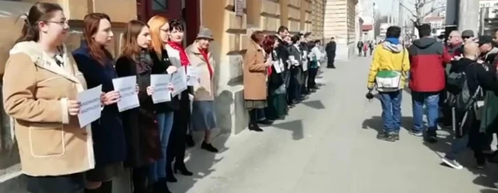 La Sibiu, magistraţii ieşiţi să protesteze au fost susţinuţi de comunitatea locală FOTO Facebook/ Vă vedem din Sibiu