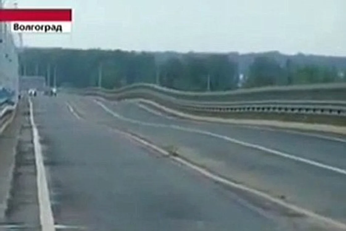 
    Podul de peste Volga se comportă foarte elastic şi balansează puternic  