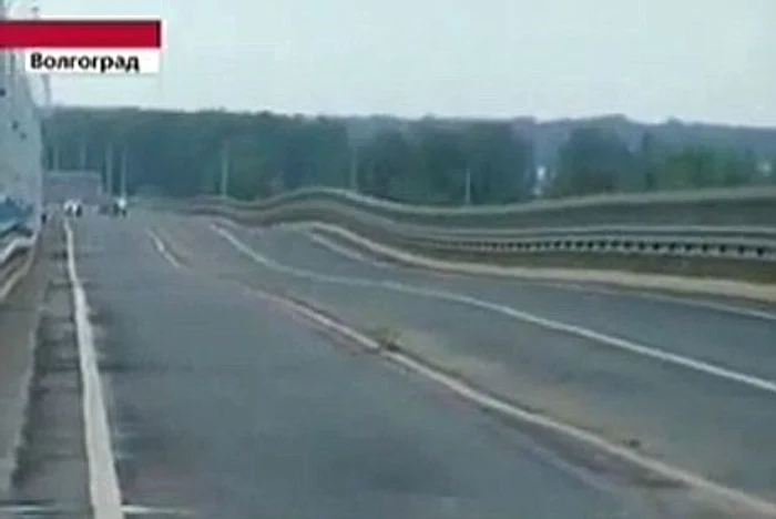 
    Podul de peste Volga se comportă foarte elastic şi balansează puternic  