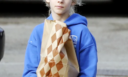 Exclusive Julia Roberts Shops With Daughter In Malibu jpeg