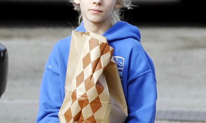 Exclusive    Julia Roberts Shops With Daughter In Malibu jpeg