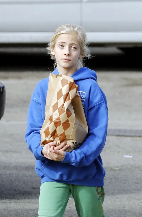 Exclusive Julia Roberts Shops With Daughter In Malibu jpeg
