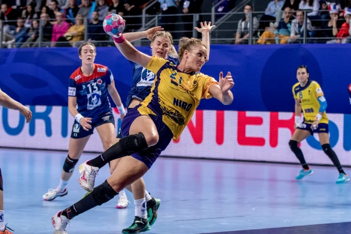 
    Crina Pintea s-a impus prin forță și mobilitateFoto: Sport Pictures  