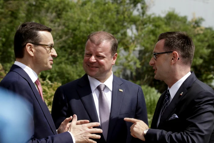 Daniel Obajtek (dreapta) insotindu-l pe premierul Mateusz MOrawiecki la o intrevedere cu premierul lituanian Saulius Skvernelis FOTO EPA-EFE