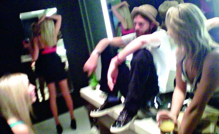 Actorul a călcat strâmb şi la o petrecere care s-a terminat cu mult sex