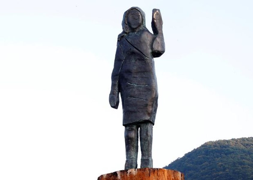 A dispărut statuia Melaniei Trump din Slovenia. O altă statuie a Primei Doamne a fost incendiată în 2020