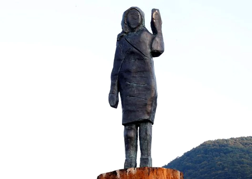 Statuia a dispărut misterios FOTO: X