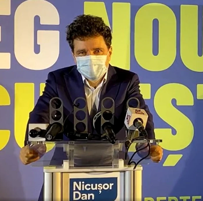
    Nicușor Dan a renunțat la părul vâlvoi și cârlionțat pentru un look mai cuminte, așa cum îi cer funcția, dar și alegătorii săiSursa foto: Facebook  