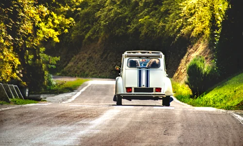 prima victimă auto, mașină veche  sursa   Shutterstock jpg