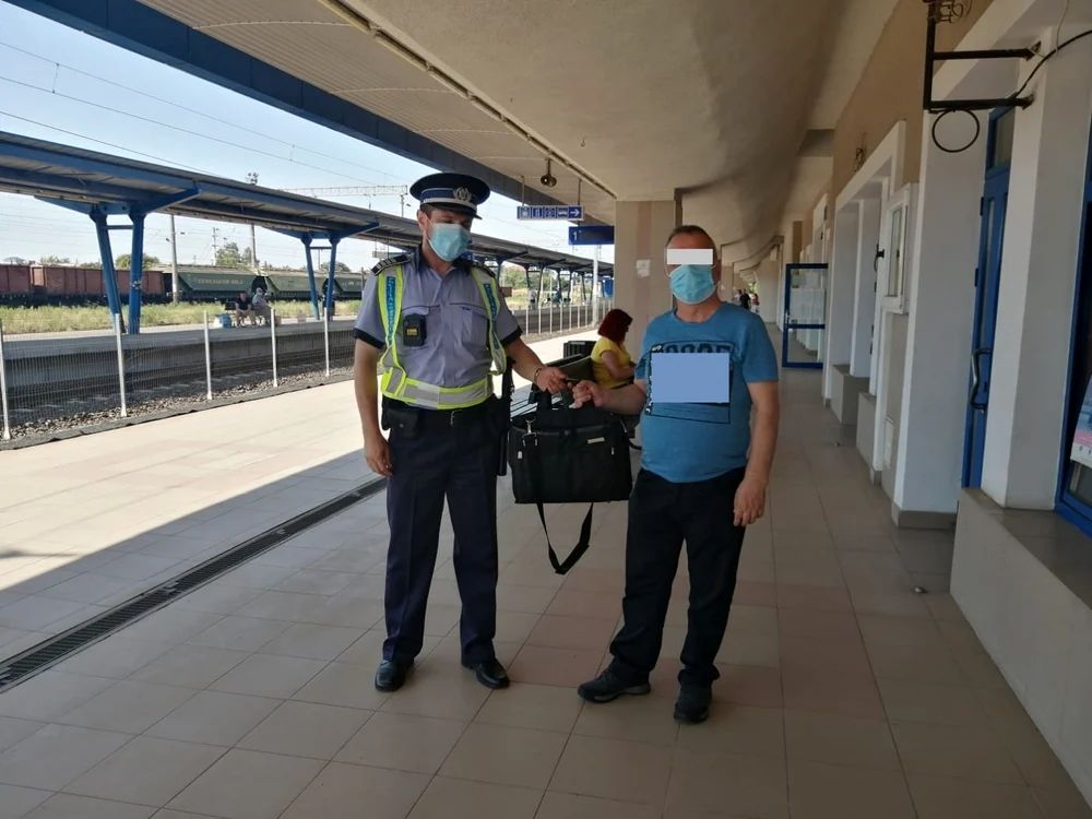 Poliştii au găsit proprieatrul bagajului uitat în gară, sursa: IPJ Brăila