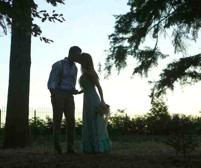 Nunta Laurei Cosoi. Vedeta şi afaceristul au făcut o şedinţă foto pe pajistea unde s-au cununat