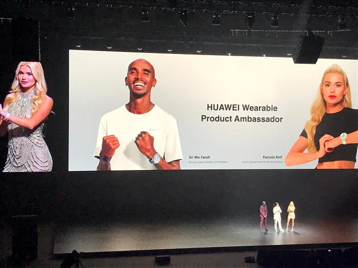 Pamela Reif și Sir Mo Farah, ambasadorii Huawei, pe scena de la Palau Sant Jordi. FOTO Huawei