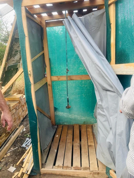 Centrul ilegal avea mai multe construcții improvizate FOTO: Prefectura Olt