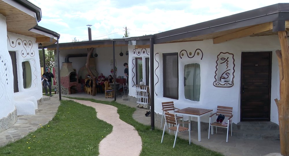 Sătucul cu case tip cob din patria afumăturilor de Buzău. Cârnați de Pleșcoi, babic, pastramă, într-un răsfăț culinar de zile mari