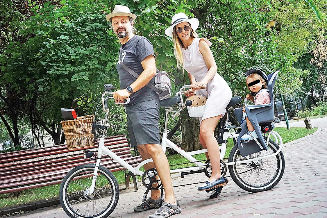 Ei mai au o bicicletă cu trei locuri, cu care îl plimbă pe fiul lor, Vlăduţ