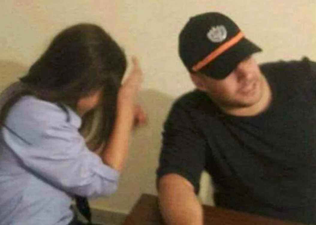 Eleva care a împrumutat uniforma unor prieteni riscă să fie dată afară FOTO Surse Adevărul