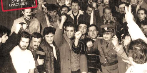 Mircea Dinescu, pe 22 decembrie 1989, în mijlocul grupului din  Studioul 4 al TVR