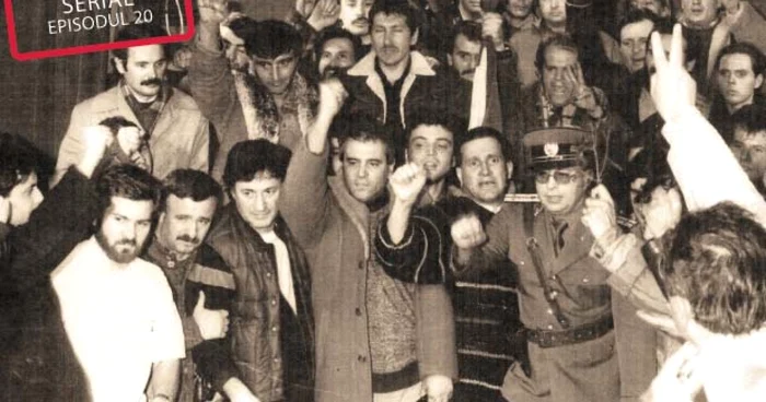 Mircea Dinescu, pe 22 decembrie 1989, în mijlocul grupului din Studioul 4 al TVR