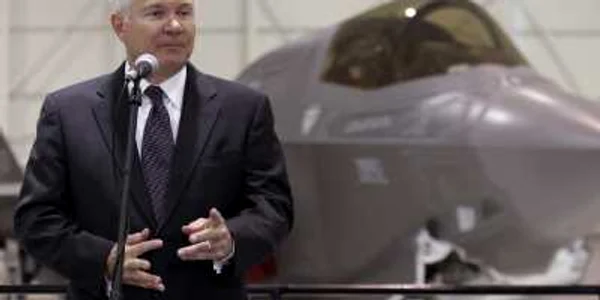 Fostul Secretar de Stat, Robert Gates, într-o vizită la fabrica din Fort Worth a Lockheed Martin. Pe fundal se poate observa un avion F-35.