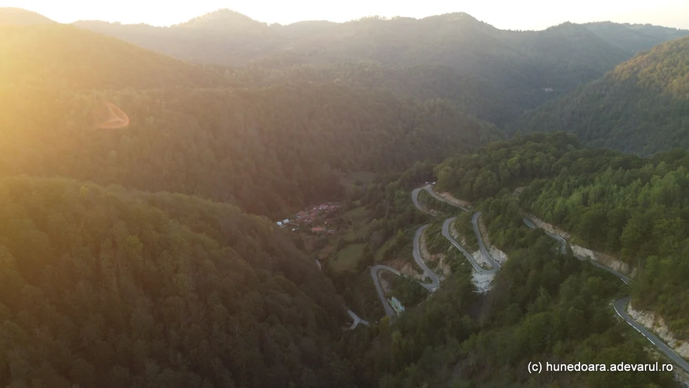 „Drumul Marmurei” din Munții Poiana Ruscă intră în șantier. Regiunea părăsită de localnici îi atrage pe turiști