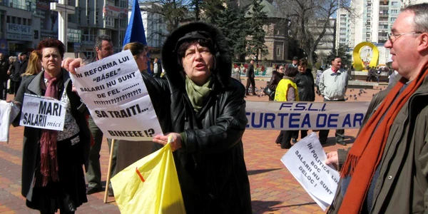 " Numai suportăm sărăcia impusă de guvernul Boc!", au scandat protestatarii