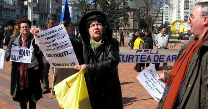 " Numai suportăm sărăcia impusă de guvernul Boc!", au scandat protestatarii