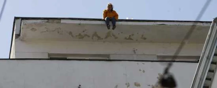 De mai bine de 30 de ore, femeia ameninţă că se va sinucide FOTO David Muntean