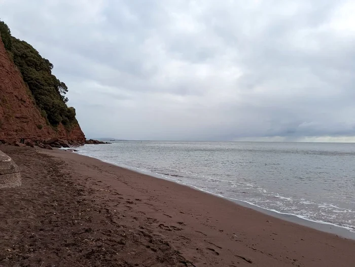 Plaja de la capătul tunelului. Foto: Go South West England