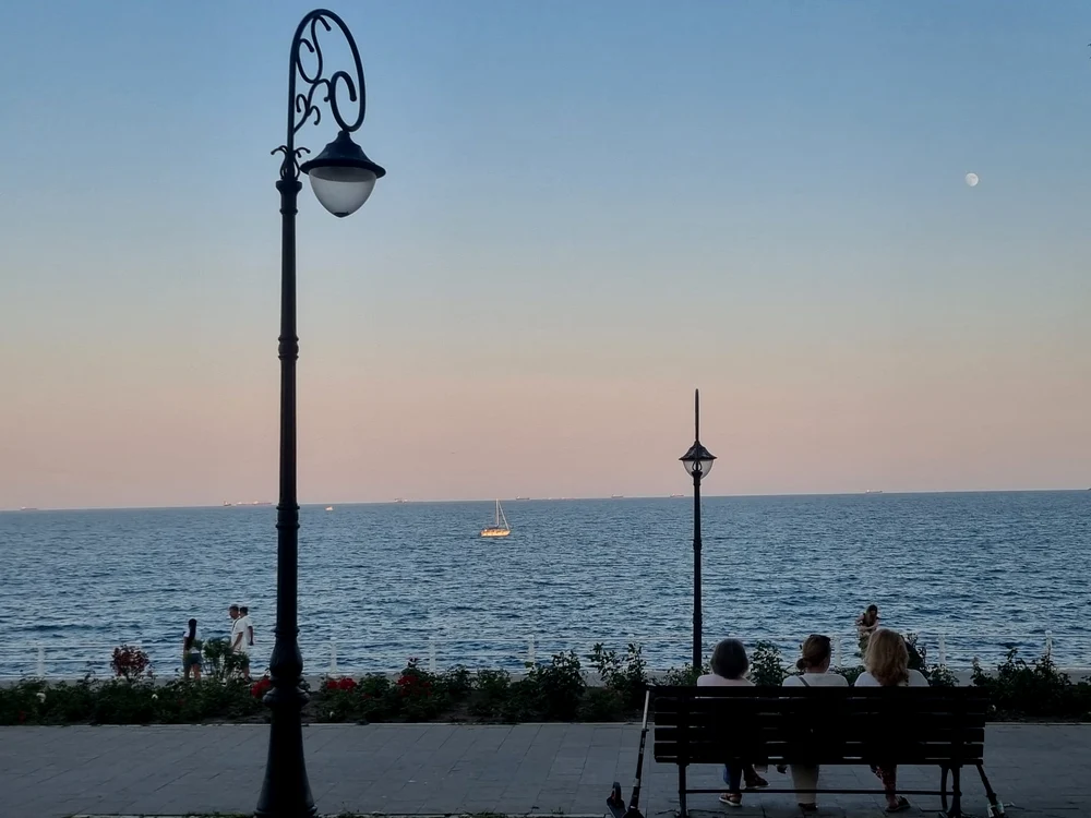 nava care plimba turisti de pe faleza orasului jpg