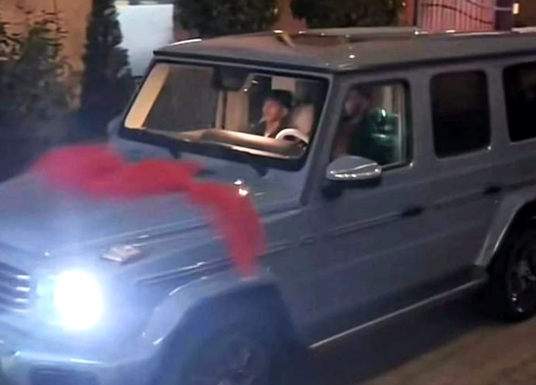 Mașina a fost adusă de manelistul Costel Biju  FOTO: captura Ora de Sibiu