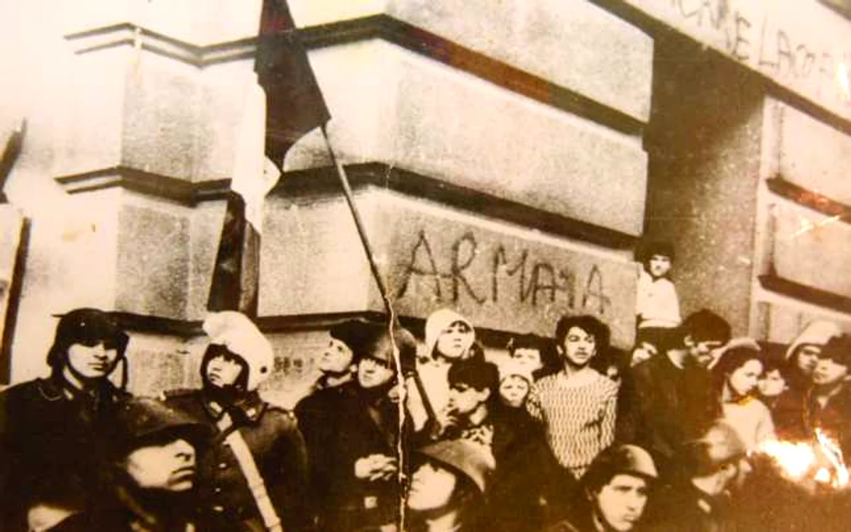 Laurențiu Marin Șleahtici alături de un grup de revoluționari