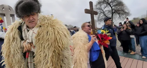 Diana Șoșoacă, în șuba ciobănească, de 1 Decembrie. Și Gigi Becali, născut într-o familie de oieri, o mai poartă