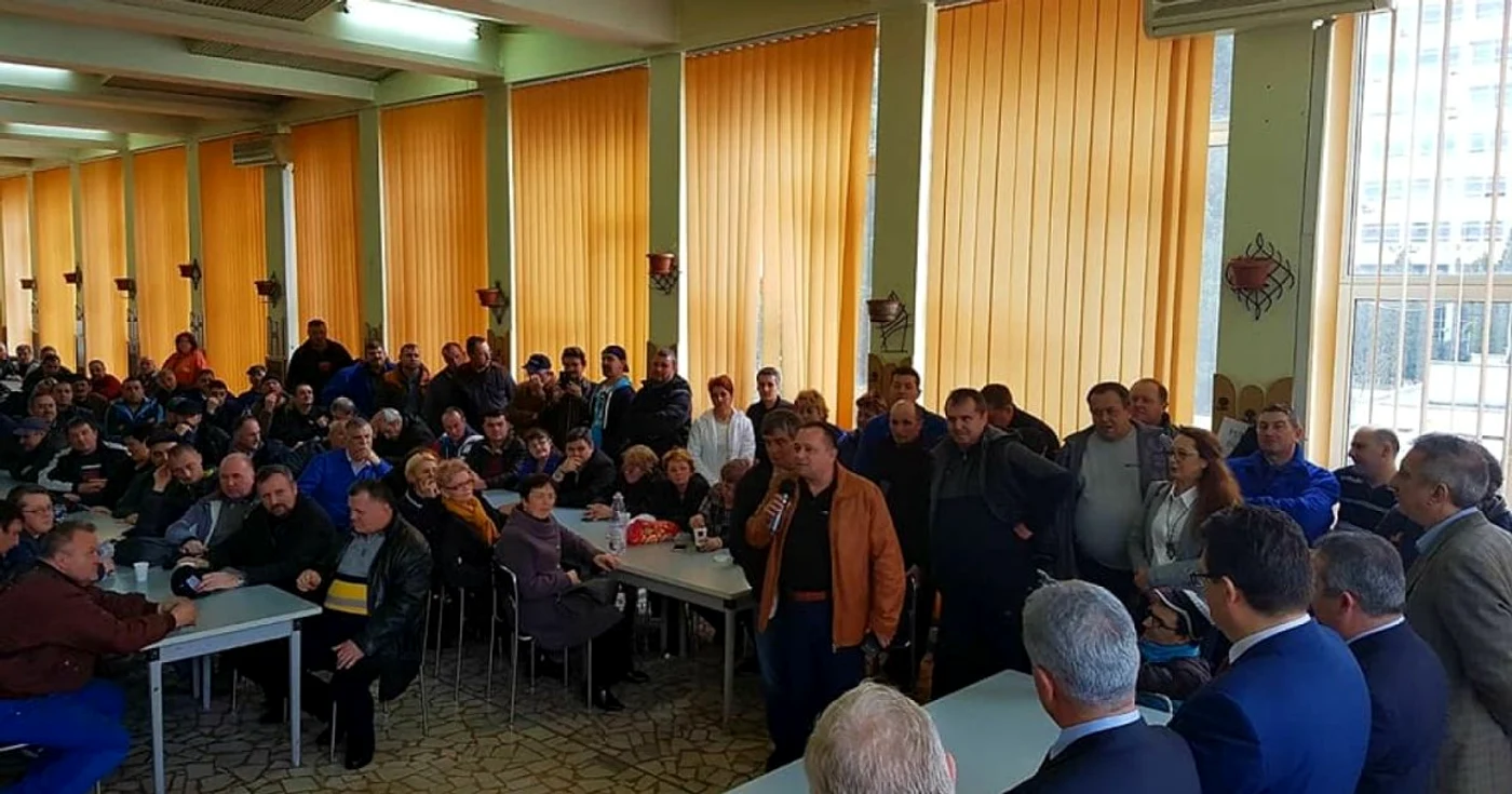 Salariaţii de la Mintia au protestat şi miercuri. FOTO: Prefectura Hunedoara.