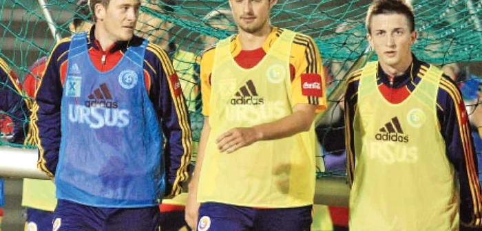 Tamaş, încadrat de gălăţenii Silviu Ilie (stânga) şi Râpă
