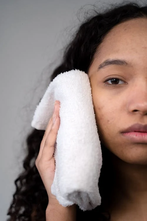 Medicii dermatologi nu recomandă ștergerea feței cu prosopul / foto: Pexels 