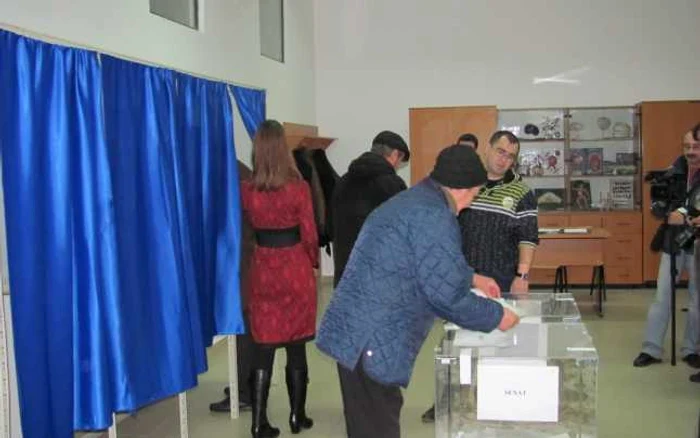Prezenţa la vot la ora 10.00 este similară cu cea din 2008, în pofida vremii nefavorabile