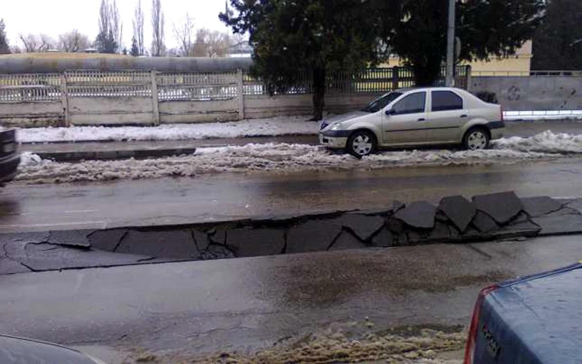 Asfaltul a cedat exact pe porţiunea proaspăt asfaltată  Foto: Silviu Stanciu